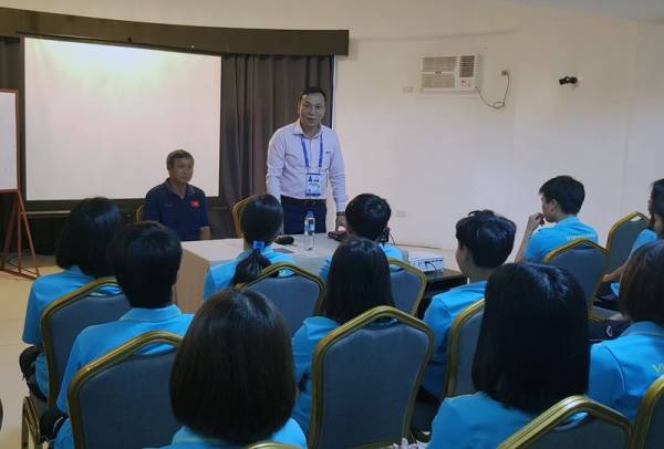 Phó chủ tịch Thường trực VFF Trần Quốc Tuấn thăm và động viên đội tuyển nữ Việt Nam trước trận bán kết bóng đá nữ SEA Games 30.
