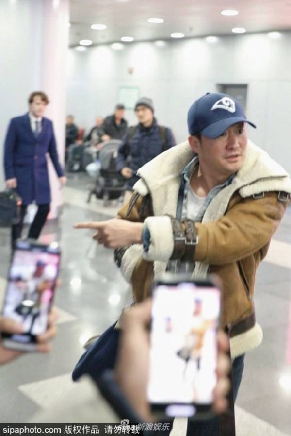 Ngô Kinh nổi nóng ở sân bay.