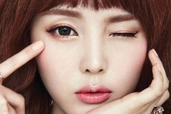 Giải thích khoa học cho hiện tượng nháy mắt liên tục