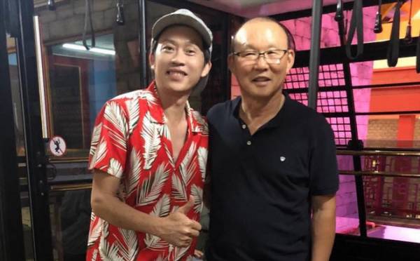 Nghệ sĩ Hoài Linh trong lần chụp ảnh chung cùng HLV Park Hang-seo