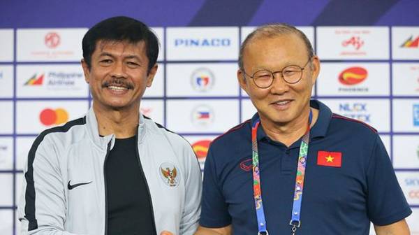 Ông Park tự tin bắt tay đối thủ trong cuộc họp báo trước trận chung kết. Ảnh VFF