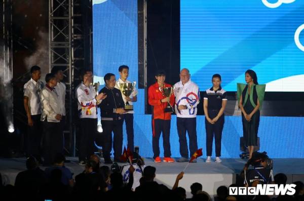 Ánh Viên nhận giải thưởng cho VĐV giành nhiều huy chương nhất SEA Games 30.