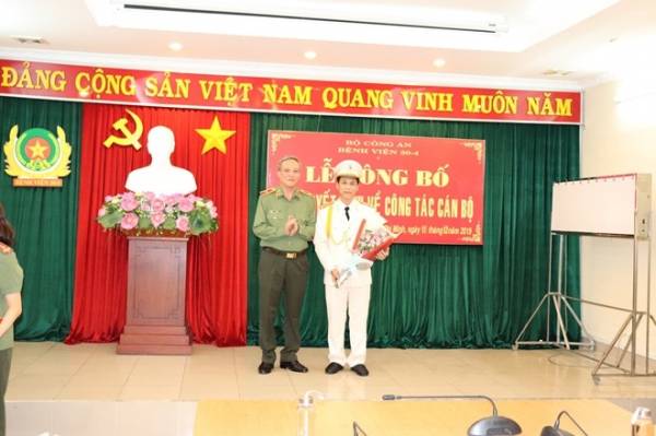 Thiếu tướng Nguyễn Khắc Thuỷ, Cục trưởng Cục Y tế Bộ công an lên tặng hoa chúc mừng Thượng tá Hồ Văn Dũng