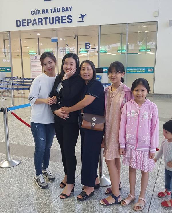 Trang (áo đen) cùng gia đình trong ngày lên máy bay sang Nhật du học. Ảnh: NVCC