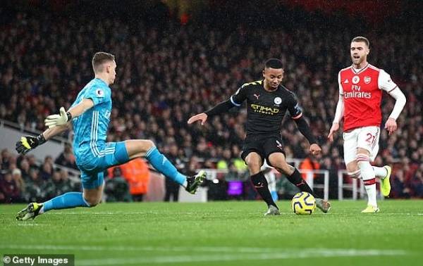 Arsenal (áo đỏ) bất lực trước Man City.