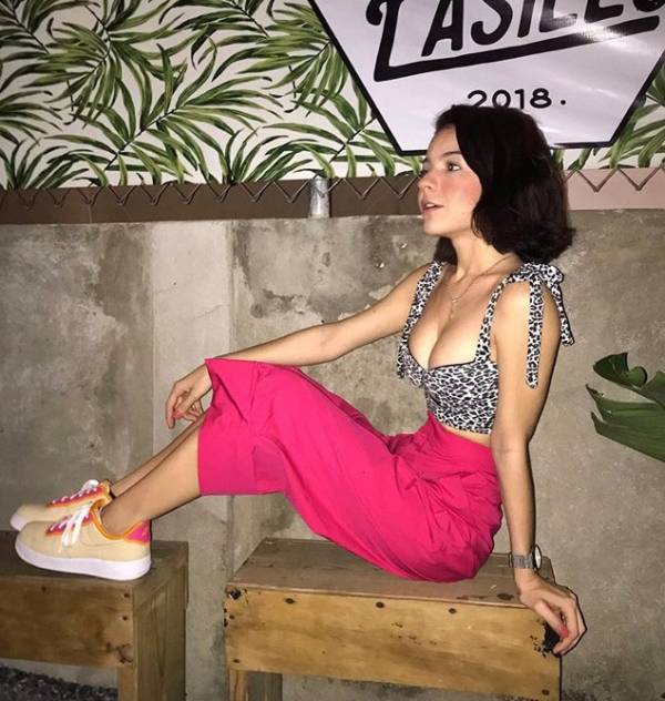 Cô gái nổi tiếng trên mạng nhờ biến đồ cũ thành trang phục gợі cảm