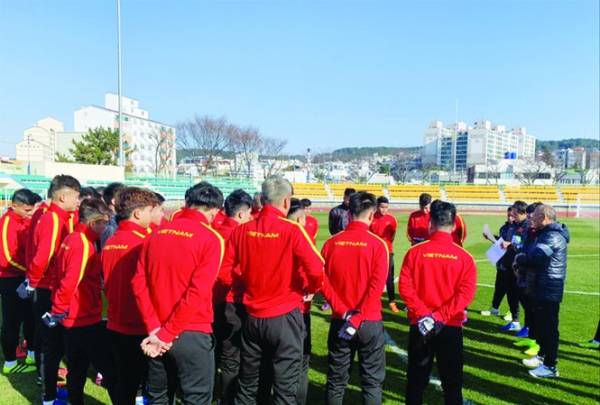 Các tuyển thủ U23 Việt Nam trước buổi tập tại Hàn Quốc. Ảnh: ÐOÀN NHẬT