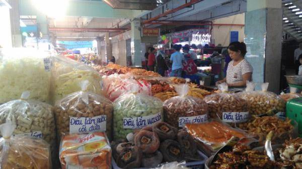 Tiểu thương chuẩn bị đủ bánh mứt cho thị trường Tết Nguyên đán 2020.