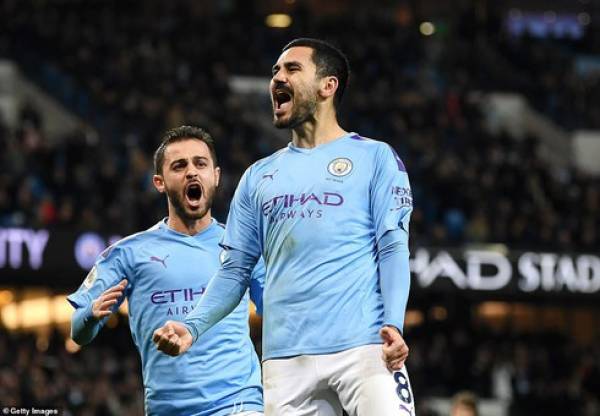 Man City thu hẹp khoảng cách với Leicester City.