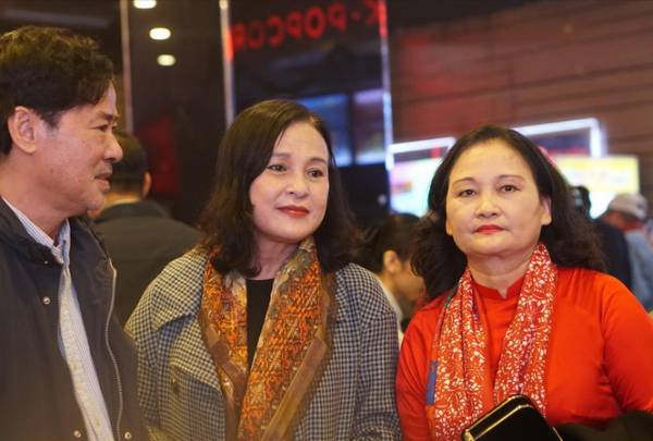 Nghệ sĩ Lê Dũng Nhi (từ trái qua) và NSND Hoàng Cúc cùng nhiều thế hệ nghệ sĩ, cán bộ công nhân viên hãng phim dự lễ kỷ niệm. Ảnh: NGUYÊN KHÁNH