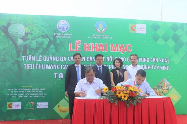 Lễ ký kết thỏa thuận hợp tác (MOU) giữa đại diện Big C (bên phải) và tỉnh Tây Ninh nhằm thúc đẩy tiêu thụ hàng hóa của tỉnh Tây Ninh trong hệ thống Big C