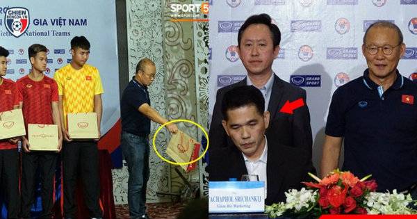 Thiếu vắng trợ lý ngôn ngữ, HLV Park Hang-seo không hiểu ý rồi khiến nhà tài trợ phật lòng