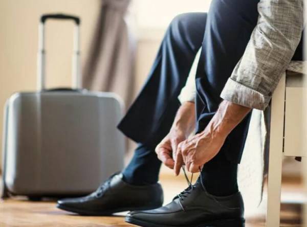 Khi bạn cất một chiếc giày chung với laptop, hộ chiếu trong két sắt, bạn sẽ không bao giờ bị quên đồ. Ảnh: iStock.