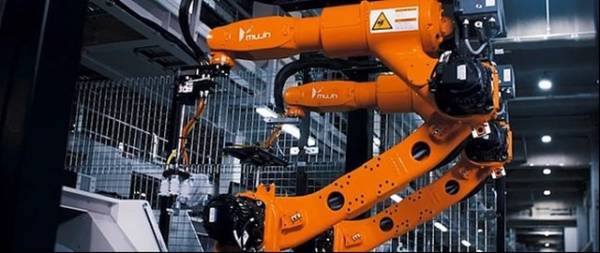 Công ty Fast Retailing đã thay thế 90% công nhân của mình bằng robot tại kho chính của nó ở Tokyo năm ngoái