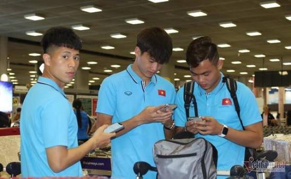 Đình Trọng (trái) vẫn chưa hoàn toàn bình phục chấn thương. Ảnh: Vietnamnet