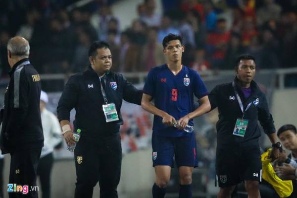 Supachai rời sân sau khi nhận thẻ đỏ trong trận gặp U23 Việt Nam. Ảnh: Minh Chiến.