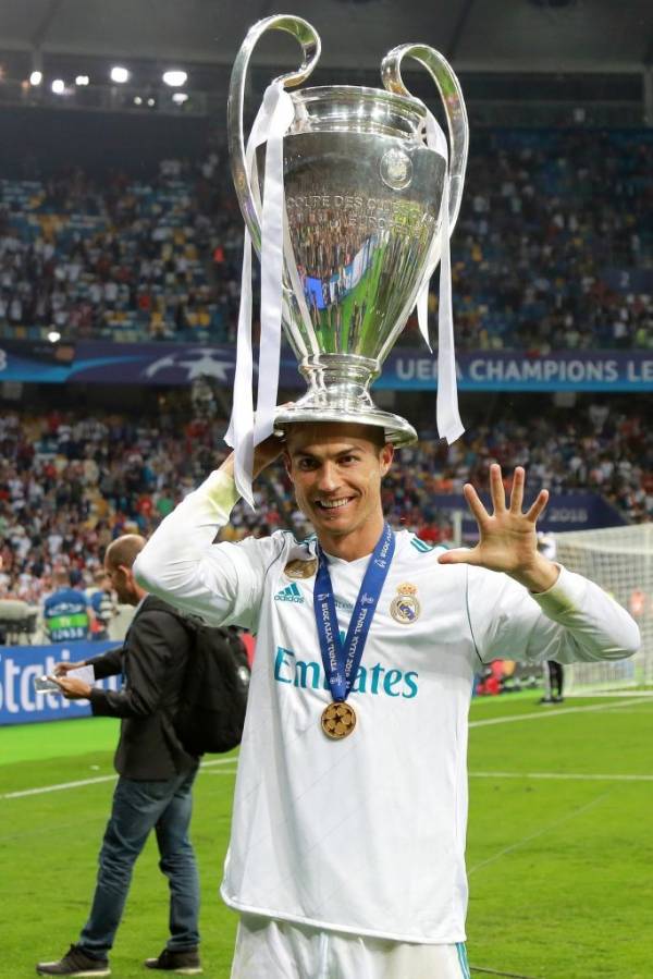 Cristiano Ronaldo năm lần vô địch Champions League.