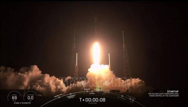 Tên lửa Falcon 9 mang theo 60 vệ tinh trong dự án Starlink của SpaceX rời bệ phóng ở bang Florida, Mỹ ngày 23/5/2019.