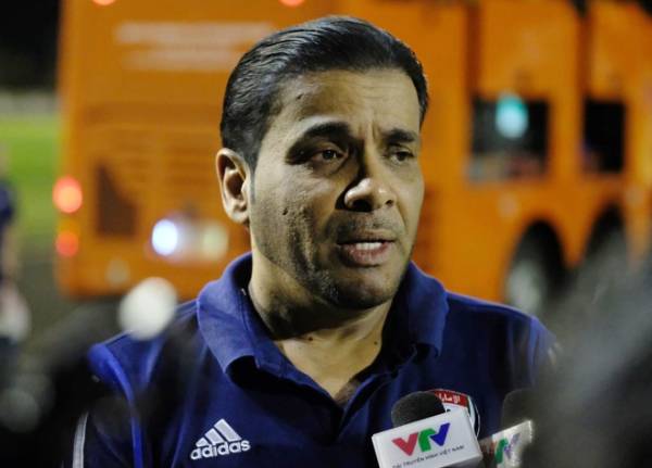 Trưởng đoàn U23 UAE Jamal Bohindi chia sẻ với báo giới tối 7/1. Ảnh: Nguyễn Trọng.
