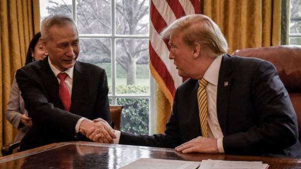 Phó Thủ tướng Trung Quốc Lưu Hạc và Tổng thống Mỹ Donald Trump - Ảnh: Time