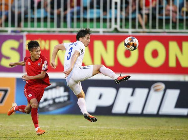 Minh Vương lại có bàn thắng đẹp mắt bằng đá phạt