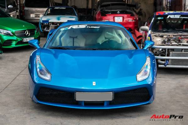 Chiếc Ferrari 488 Spider màu xanh dương độc nhất Việt Nam tính đến thời điểm hiện tại đã xuất hiện trong sự kiện ăn mừng năm mới 2020 của hội RS Turbo - nơi quy tụ những đại gia chơi siêu xe, xe