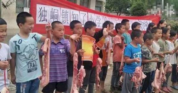 Thưởng nóng thịt lợn cho học sinh giỏi.