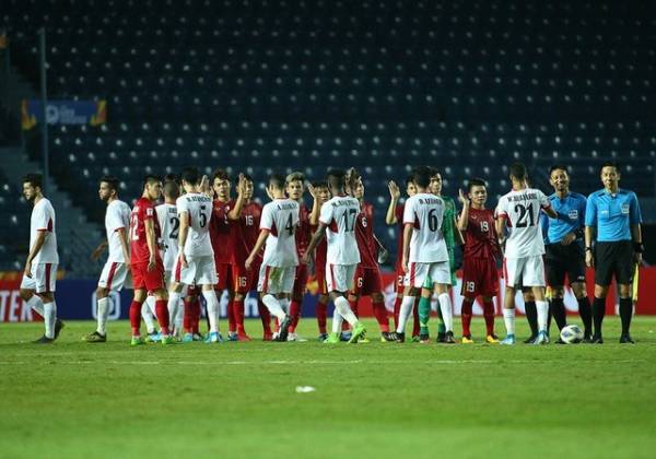 Cầu thủ hai đội bắt tay nhau sau trận đấu