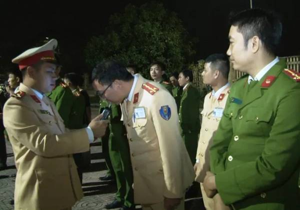 Đoàn kiểm tra đặc biệt Công an tỉnh Ninh Bình kiểm tra nồng độ cồn cán bộ chiến sĩ công an trong lực lượng - Ảnh: Công an Ninh Bình