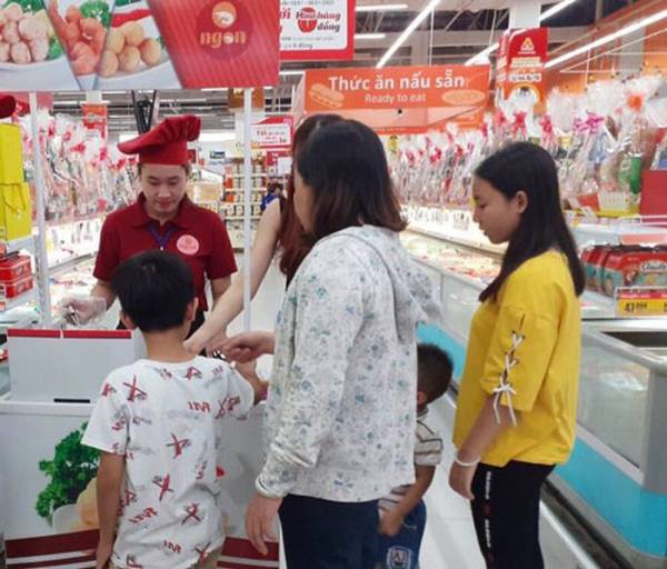 Công ty TNHH Thực phẩm Ô Ngon - một trong những doanh nghiệp có sản phẩm công nghiệp nông thôn tiêu biểu - giới thiệu sản phẩm cho khách dùng thử tại siêu thị