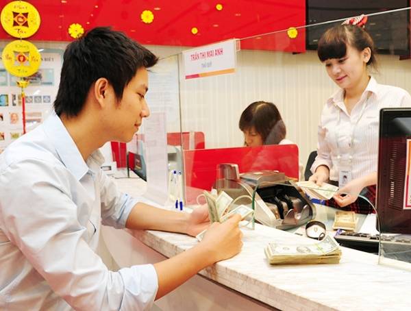 Khách hàng giao dịch tại HD Bank. Ảnh: XUÂN TOÀN