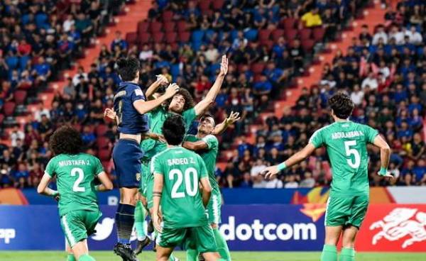 Hậu vệ Najm Shwan (giữa) vô tình để bóng chạm tay khi tranh chấp trên không. Ảnh: AFC