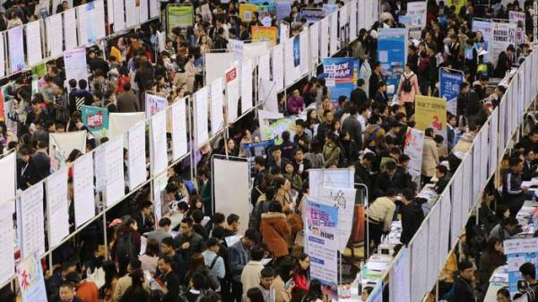 Hội chợ việc làm dành cho sinh viên tốt nghiệp đại học tại Đại học Đông Bắc Trung Quốc. Ảnh: CNN.