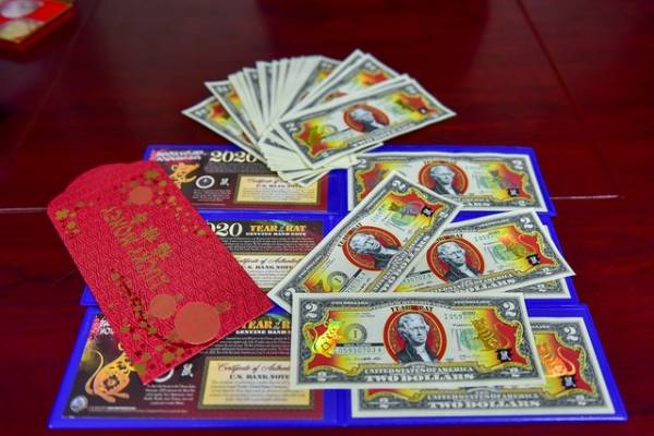 Chỉ còn ít ngày nữa là đến Tết Nguyên đán 2020. Những ngày này, nhiều cửa hàng trên địa bàn thành phố Hà Nội đang tất bật bán tiền lưu niệm có in hình con chuột, linh vật của năm 2020.