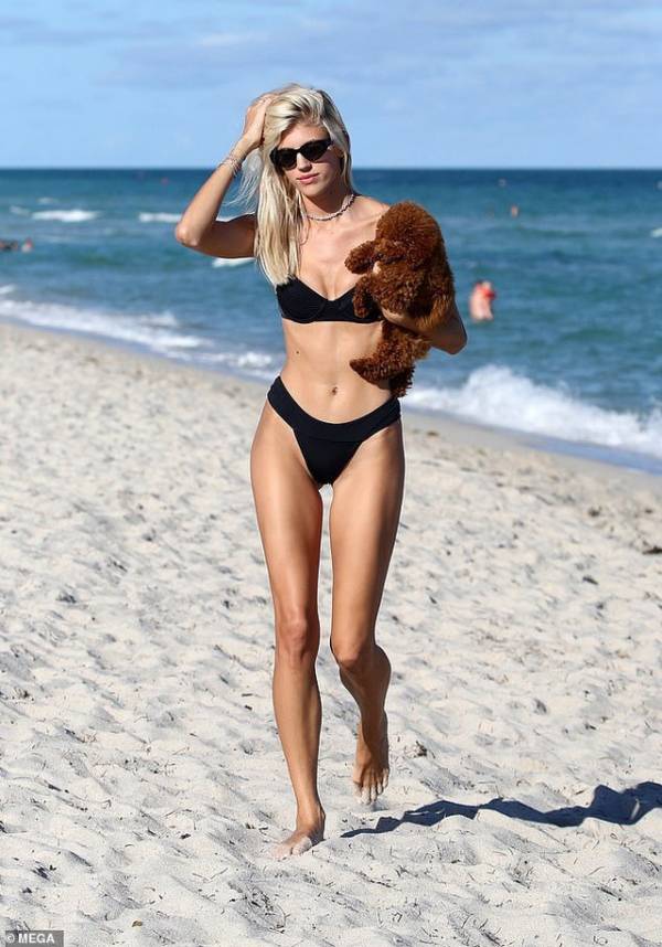 Devon Windsor gợi cảm sảu bước trên bãi biển Miami, Mỹ ngày 17/1 vừa qua