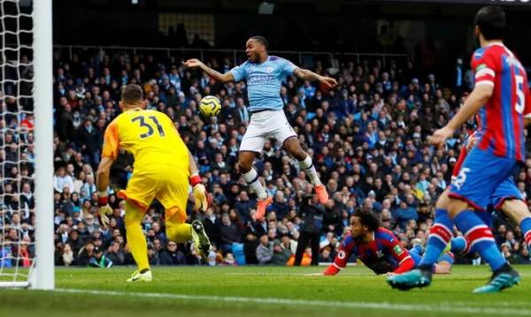 Raheem Sterling tấn công trước khung thành Palace