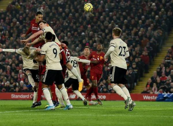 Việc chọn vị trí không hợp lý khiến Maguire không thể ngăn cản Van Dijk đánh đầu mở tỷ số cho Liverpool. Ảnh: Getty Images.