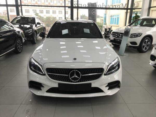 Cập nhật giá bán mới nhất cho các mẫu Mercedes-Benz tại Mercedes-Benz Việt Nam. Ảnh minh hoạ