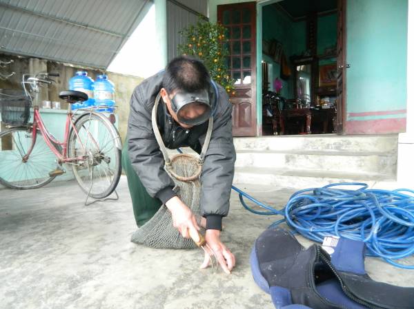 Ông Sơn miêu tả lại cách lặn dưới biển tìm “sản vật”.