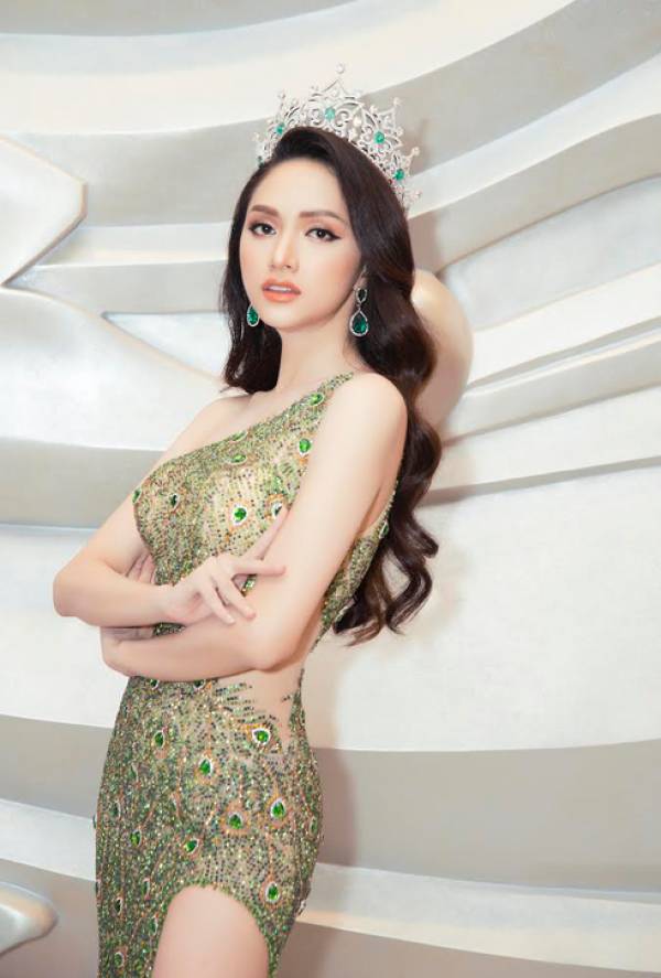 Hoa hậu Hương Giang chi tiền tỷ mua căn hộ tặng mẹ nhân ngày sinh nhật