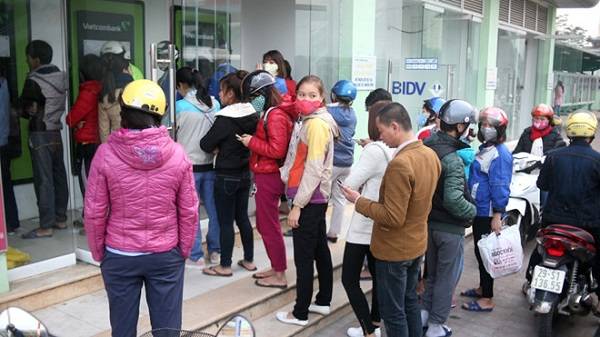 Xếp hàng chờ rút tiền tại khu công nghiệp Bắc Thăng Long (Hà Nội) hôm 21/1/2020.