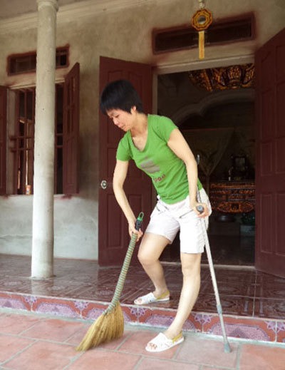 Nữ đô vật nổi danh một thời nay phải cực nhọc mới lê lết được vài bước chân rồi lại kiệt sức gã khuỵu xuống. Ảnh: GĐ.