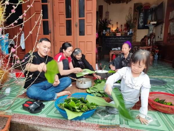 Vào ngày 30 Tết các gia đình đều tụ tập quây quần bên nhau để cùng làm những chiếc bánh tẻ cúng tổ tiên, làm quà biếu