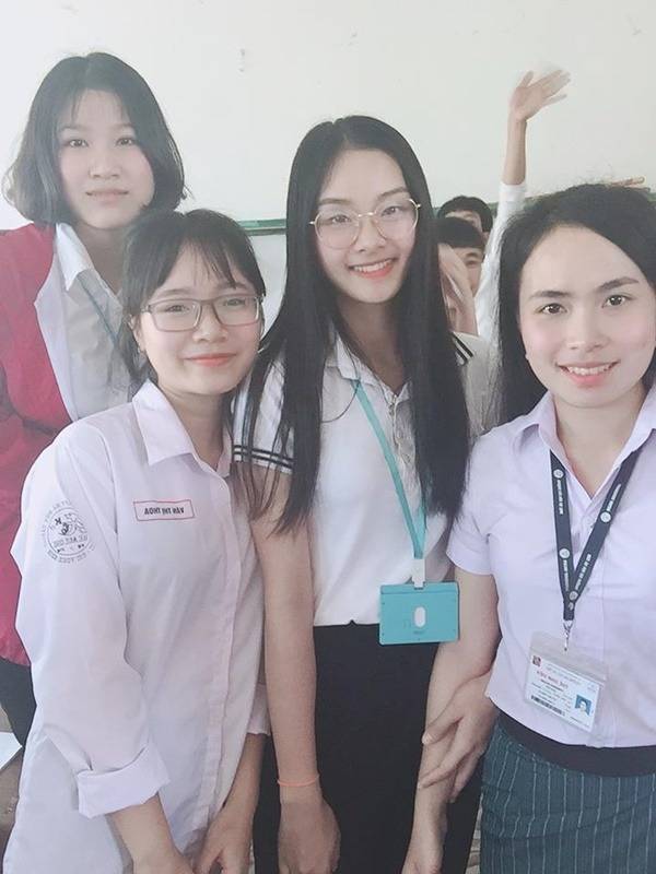 Hình ảnh cô giáo thực tập trẻ trung chẳng thua kém gì học sinh