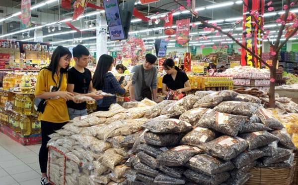 Khách hàng mua sắm tại Siêu thị Big C Vĩnh Phúc dịp Tết Nguyên đán. Ảnh: HOÀNG HÙNG