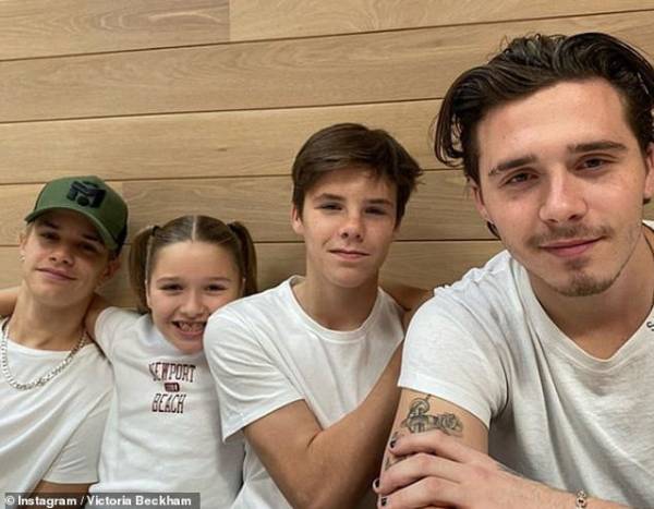 Brooklyn bên 3 người em