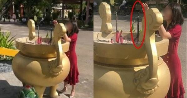 Đầu năm cô gái hồn nhiên cắm gậy vào lư hương để chụp ảnh gia đình, bố mẹ bị CDM réo không biết dạy con