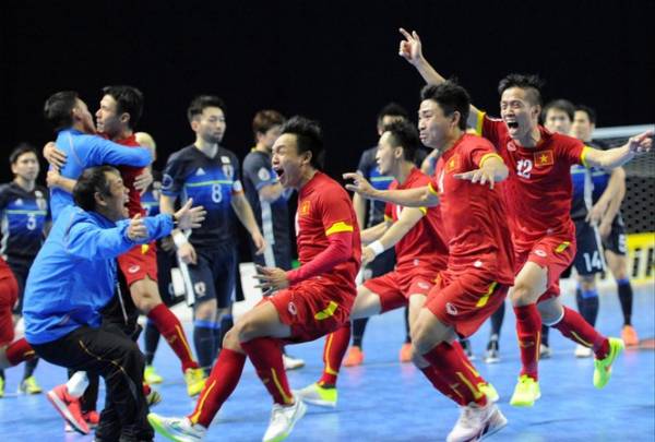 Niềm vui của các cầu thủ futsal Việt Nam sau khi đánh bại Nhật Bản tại tứ kết giải Futsal châu Á và giành vé tới World cup 2016. Năm nay, futsal Việt Nam quyết tâm tái lập thành tích 4 năm trước. Ảnh