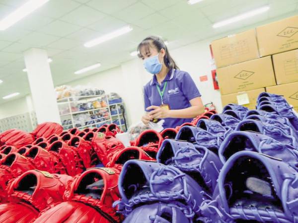 Hoạt động sản xuất tại Công ty TNHH Quốc tế Tri Việt. Ảnh: MỸ THANH