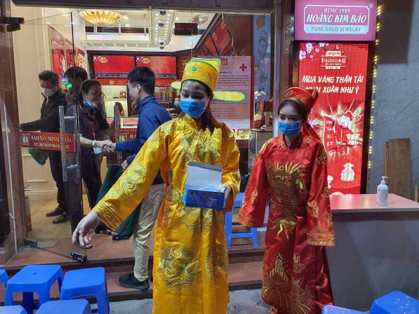 Trong ngày vía Thần Tài ngày dịch Corona bùng phát, đến “Ngọc Hoàng“ cũng phải đeo khẩu trang để đi phát khẩu trang. (Ảnh: Ngọc Lâm).